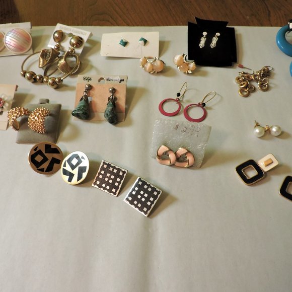JEWELRY BUNDLE ... Over 15 pairs of pierced earrings ... Everything shown E17 - Picture 2 of 4